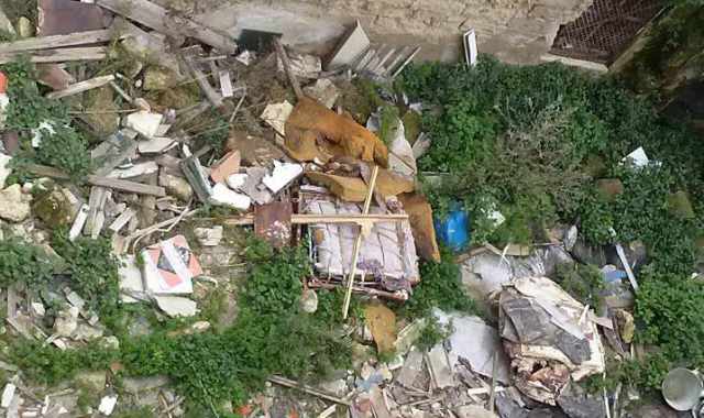 Via Crisanzio, tra due palazzi sorge una discarica a cielo aperto 